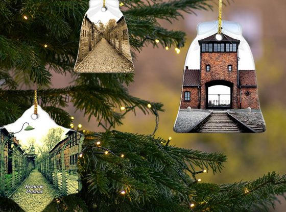 Árvore de Natal e artigos decorativos com imagens dos campos de concentração