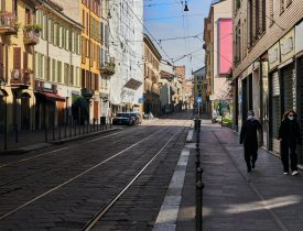 Duas mulheres caminham de máscara nas ruas vazias da cidade de Milão, durante o surto de Coronavírus.